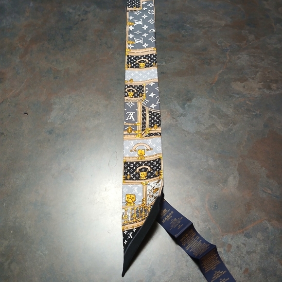 Authentic Louis Vuitton Monogram Black and Gold Scarf - Picture 6 of 11